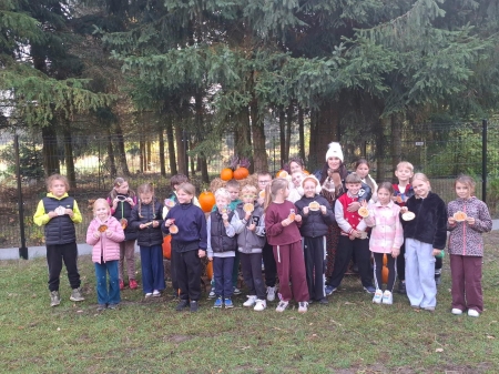 Alpakowa przygoda uczniów klas 2b, 3a i 3b w Iłowej