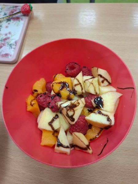 Owocowa sałatka w klasie 2b 